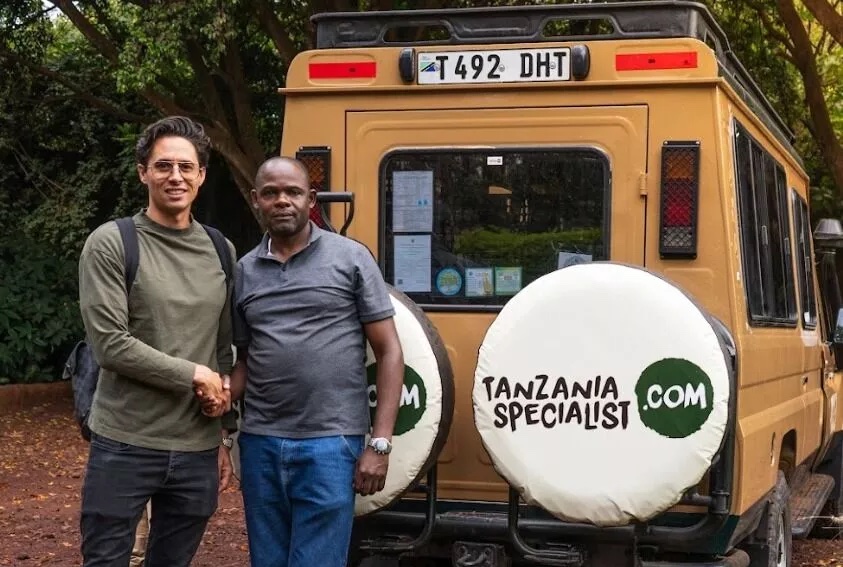 Fundadores de Tanzania Specialisit frente a un jeep