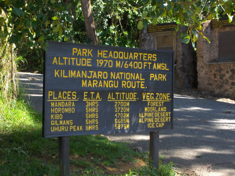 Ruta Marangu 5 días, día 1: Puerta Marangu (1.830 m/ 6.000 pies) - Cabañas Mandara (2.700 m/ 8.858 pies)