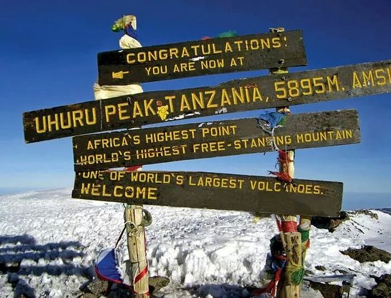 Ruta Marangu 5 días, día 4: Cabañas Kibo (4700 m/ 15 419 ft) - Pico Uhuru (5895 m/ 19 340 ft) - Cabañas Horombo (3720 m/ 12 204 ft)